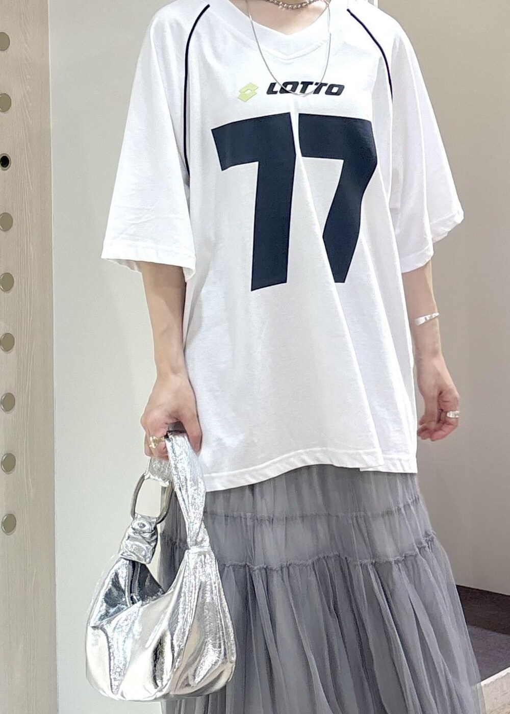 ホワイト系のサンダル、グレー系のスカート、ホワイト系のTシャツ/カットソーを着用したレディースの夏コーディネートの4枚目の写真