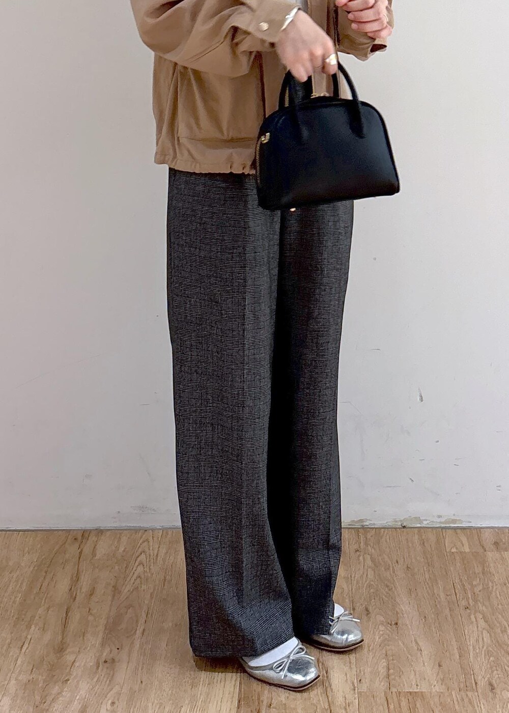 ベージュ系のブルゾン、グレー系のスラックス、ブラック系のショルダーバッグを着用したレディースの秋コーディネートの10枚目の写真