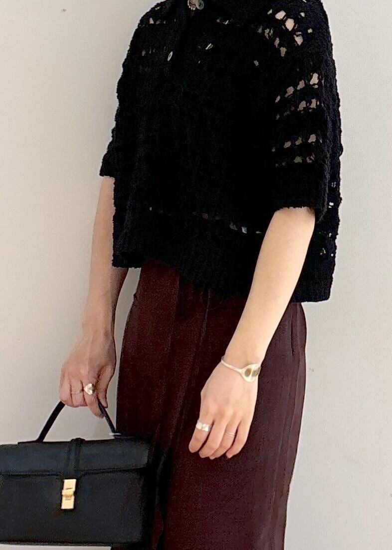 ブラック系のパンプス、ホワイト系のキャミソール、ブラック系のショルダーバッグを着用したレディースの夏コーディネートの5枚目の写真