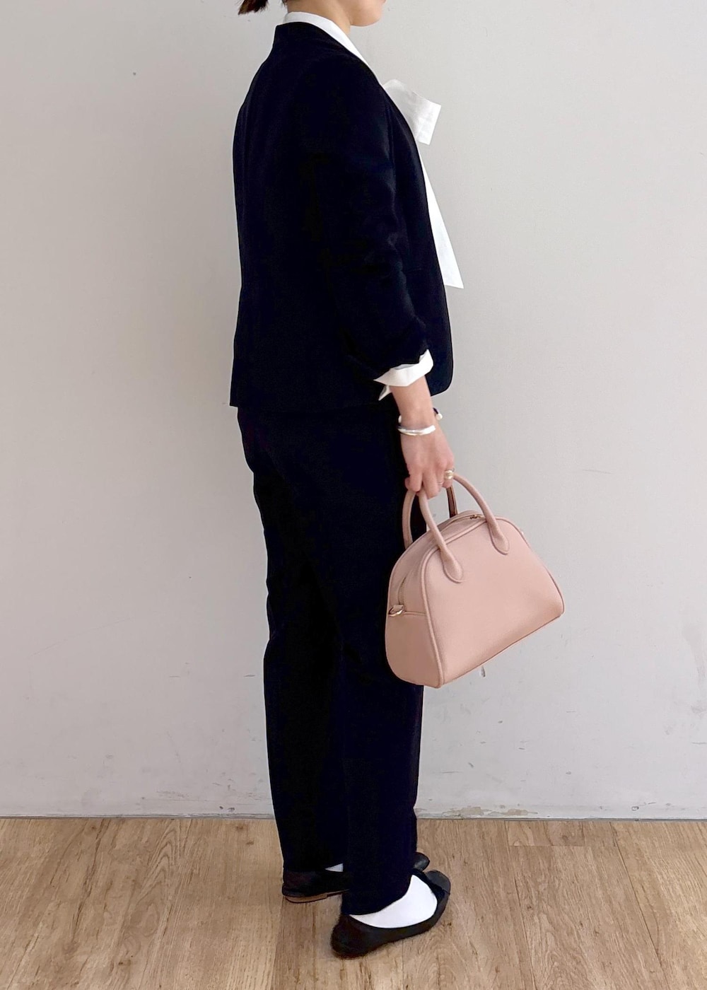 ホワイト系のシャツ/ブラウス、ブルー系のその他パンツ、ブルー系のノーカラージャケットを着用したレディースの冬コーディネートの4枚目の写真