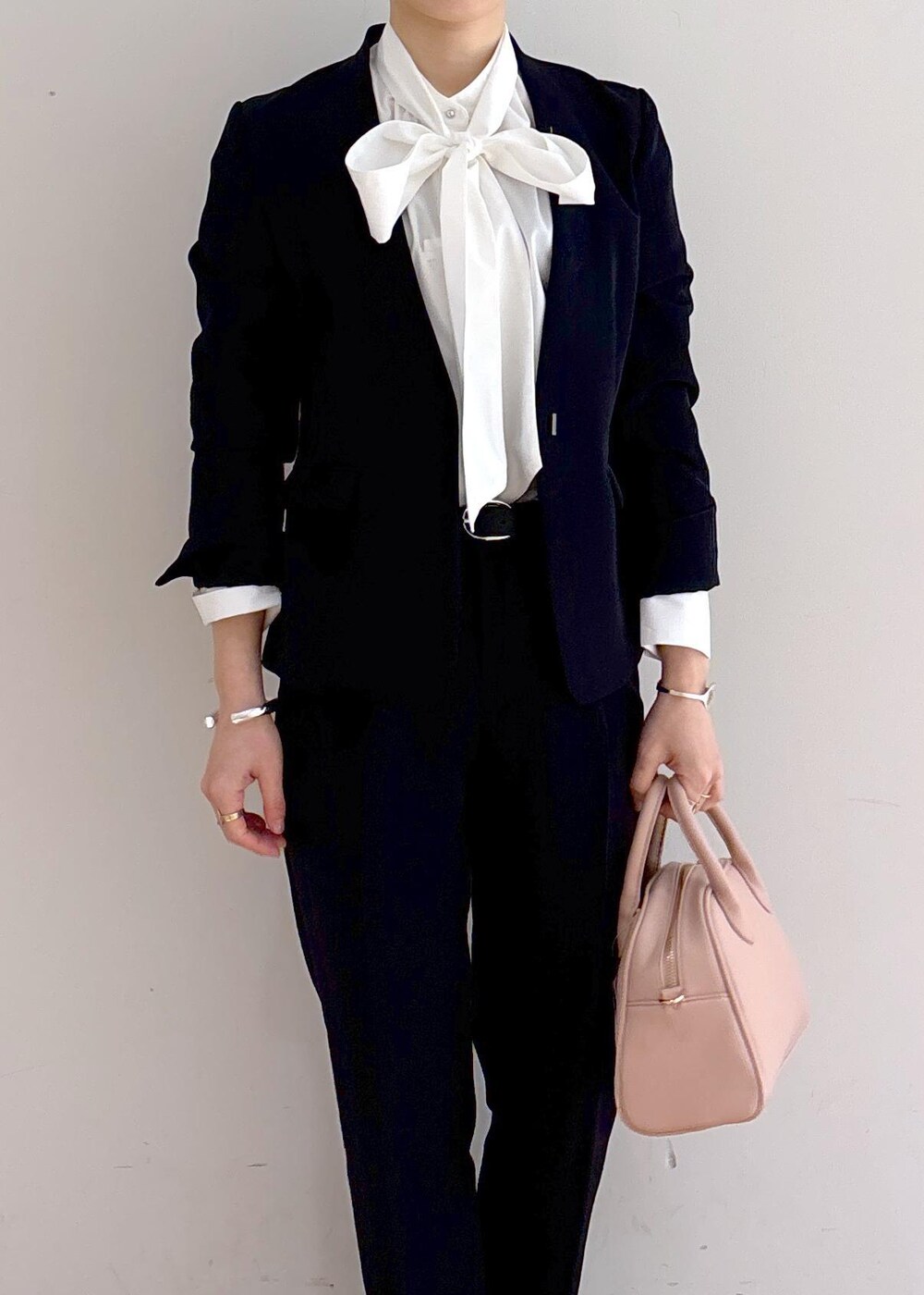 ホワイト系のシャツ/ブラウス、ブルー系のその他パンツ、ブルー系のノーカラージャケットを着用したレディースの冬コーディネートの2枚目の写真