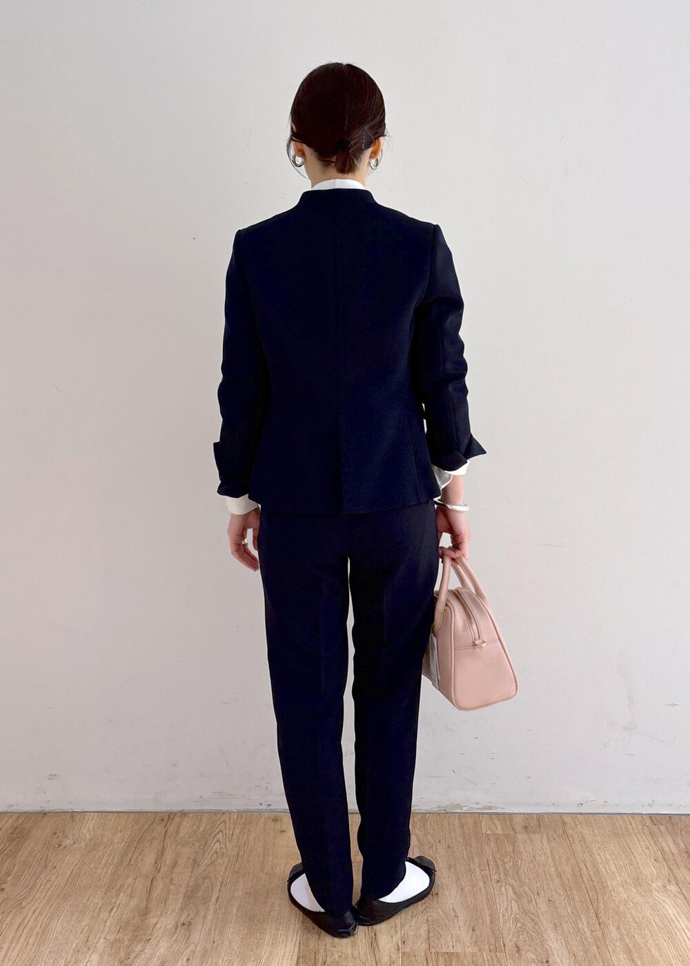 ホワイト系のシャツ/ブラウス、ブルー系のその他パンツ、ブルー系のノーカラージャケットを着用したレディースの冬コーディネートの5枚目の写真