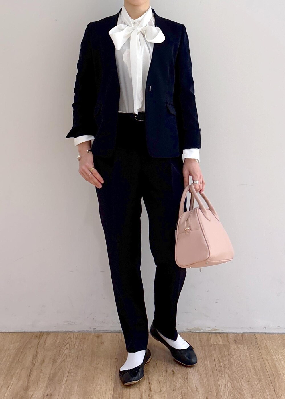 ホワイト系のシャツ/ブラウス、ブルー系のその他パンツ、ブルー系のノーカラージャケットを着用したレディースの冬コーディネートの7枚目の写真