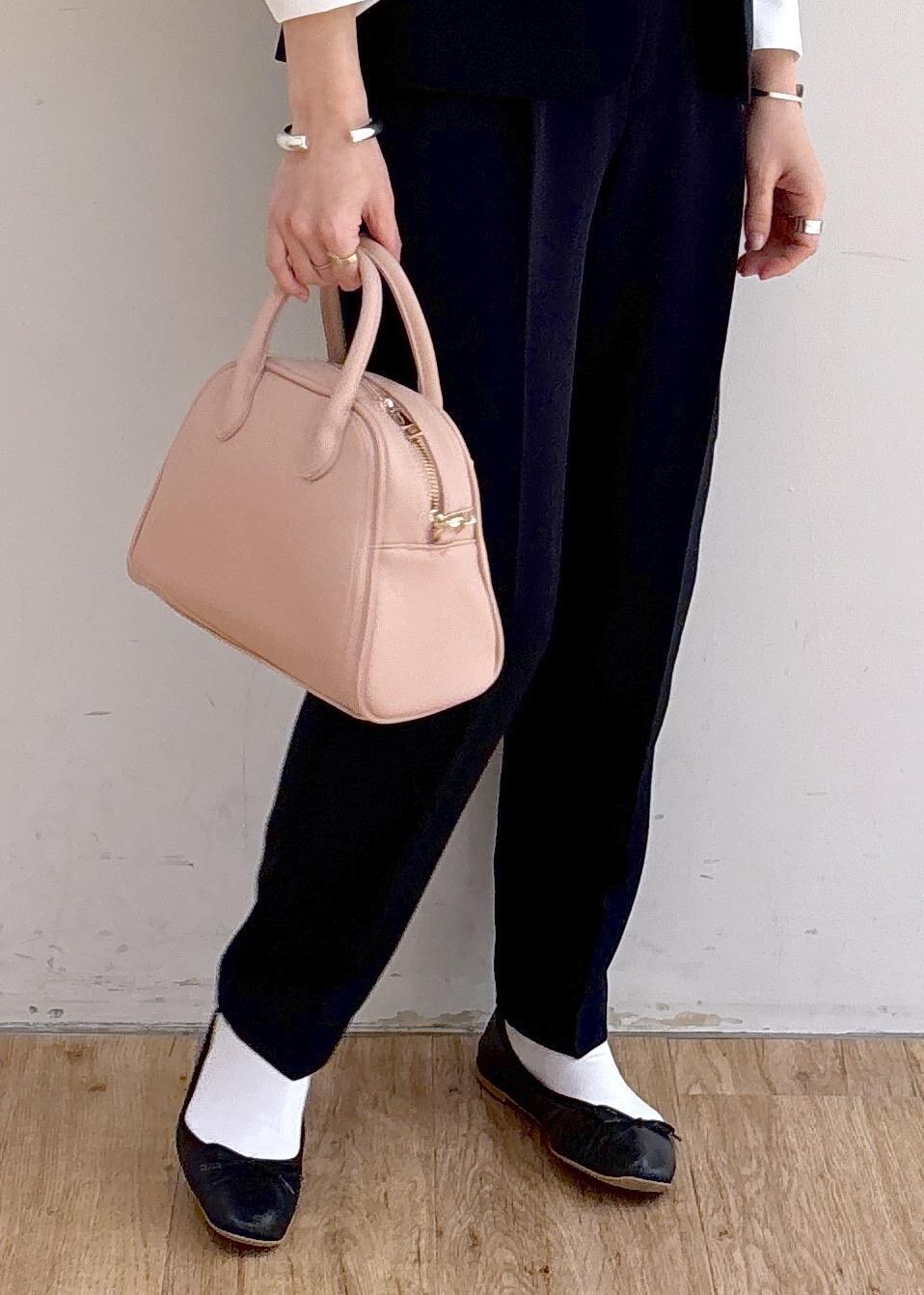 ホワイト系のシャツ/ブラウス、ブルー系のその他パンツ、ブルー系のノーカラージャケットを着用したレディースの冬コーディネートの3枚目の写真