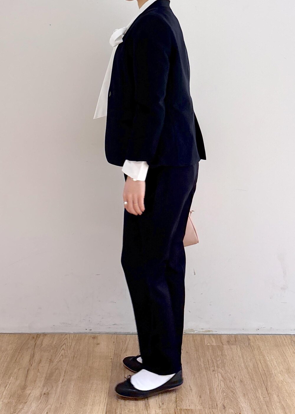 ホワイト系のシャツ/ブラウス、ブルー系のその他パンツ、ブルー系のノーカラージャケットを着用したレディースの冬コーディネートの6枚目の写真