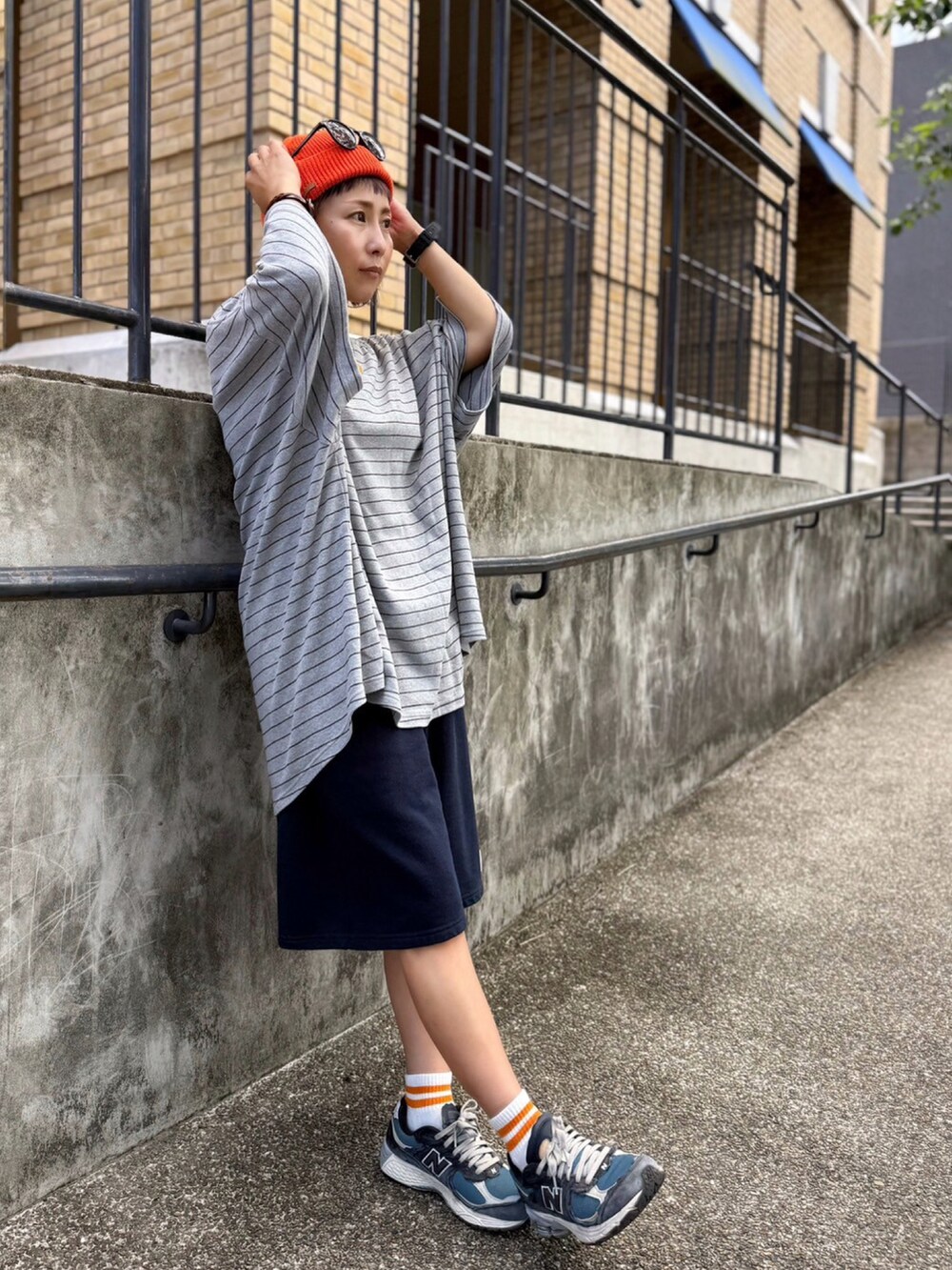グレー系のTシャツ/カットソーを着用したレディースの夏コーディネートの3枚目の写真