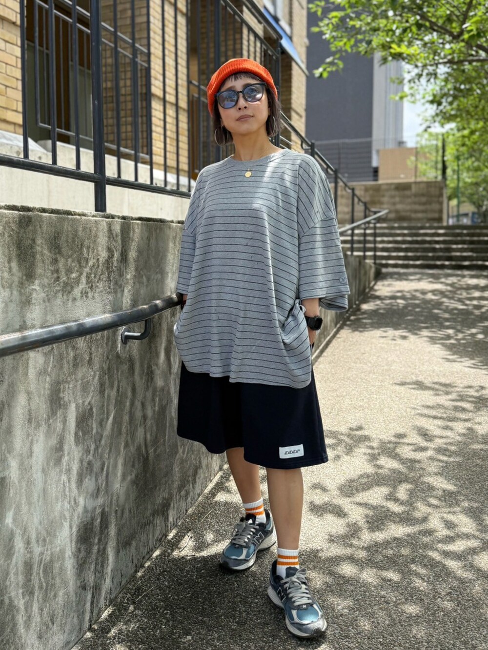 グレー系のTシャツ/カットソーを着用したレディースの夏コーディネートの2枚目の写真
