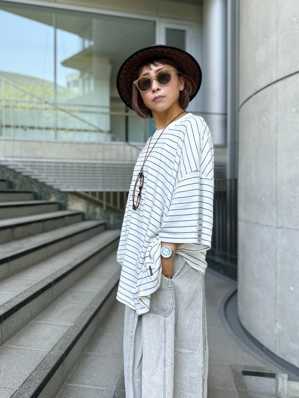 ホワイト系のトップスを着用したレディースの夏コーディネートの2枚目の写真