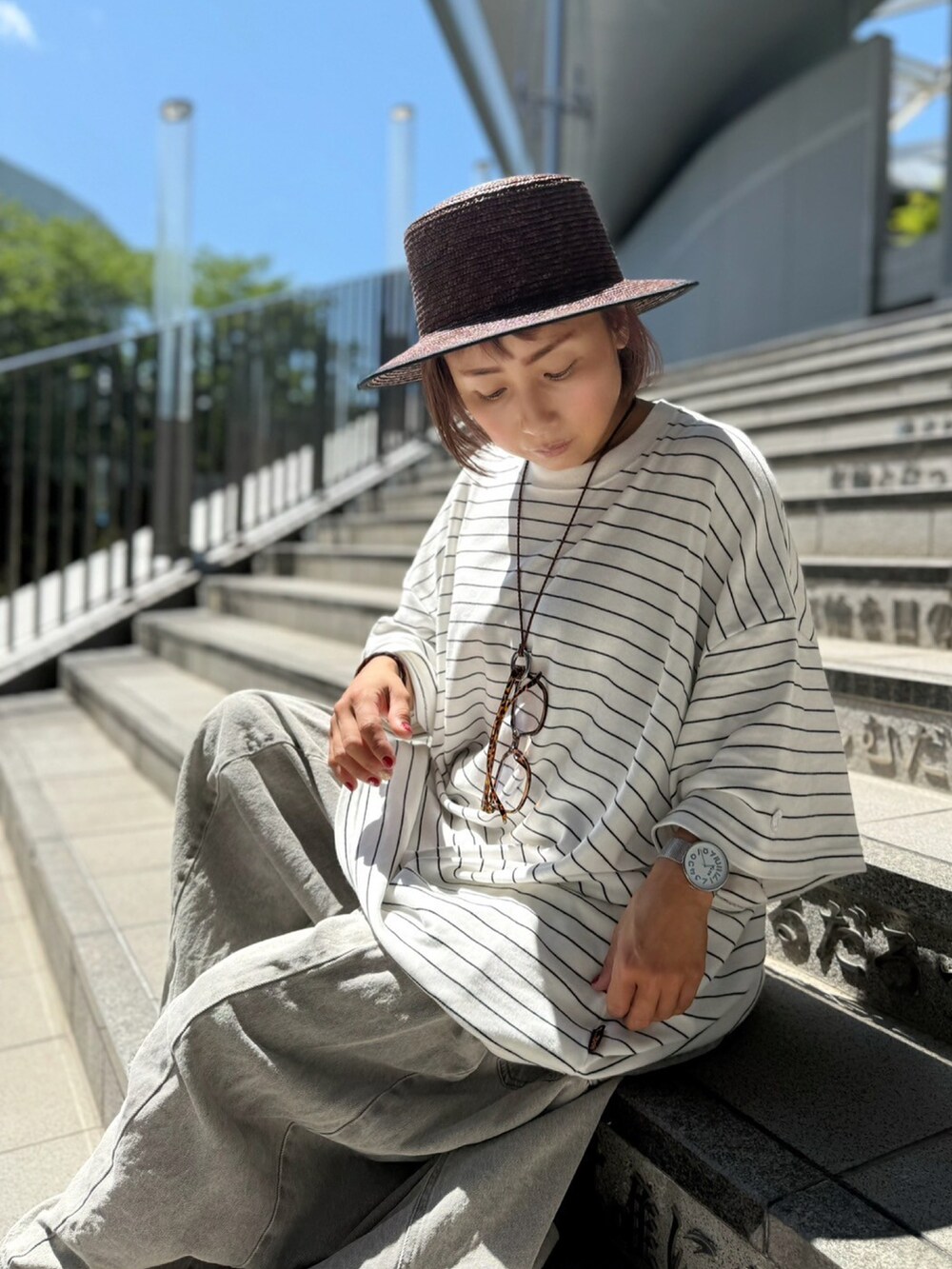 ホワイト系のトップスを着用したレディースの夏コーディネートの4枚目の写真