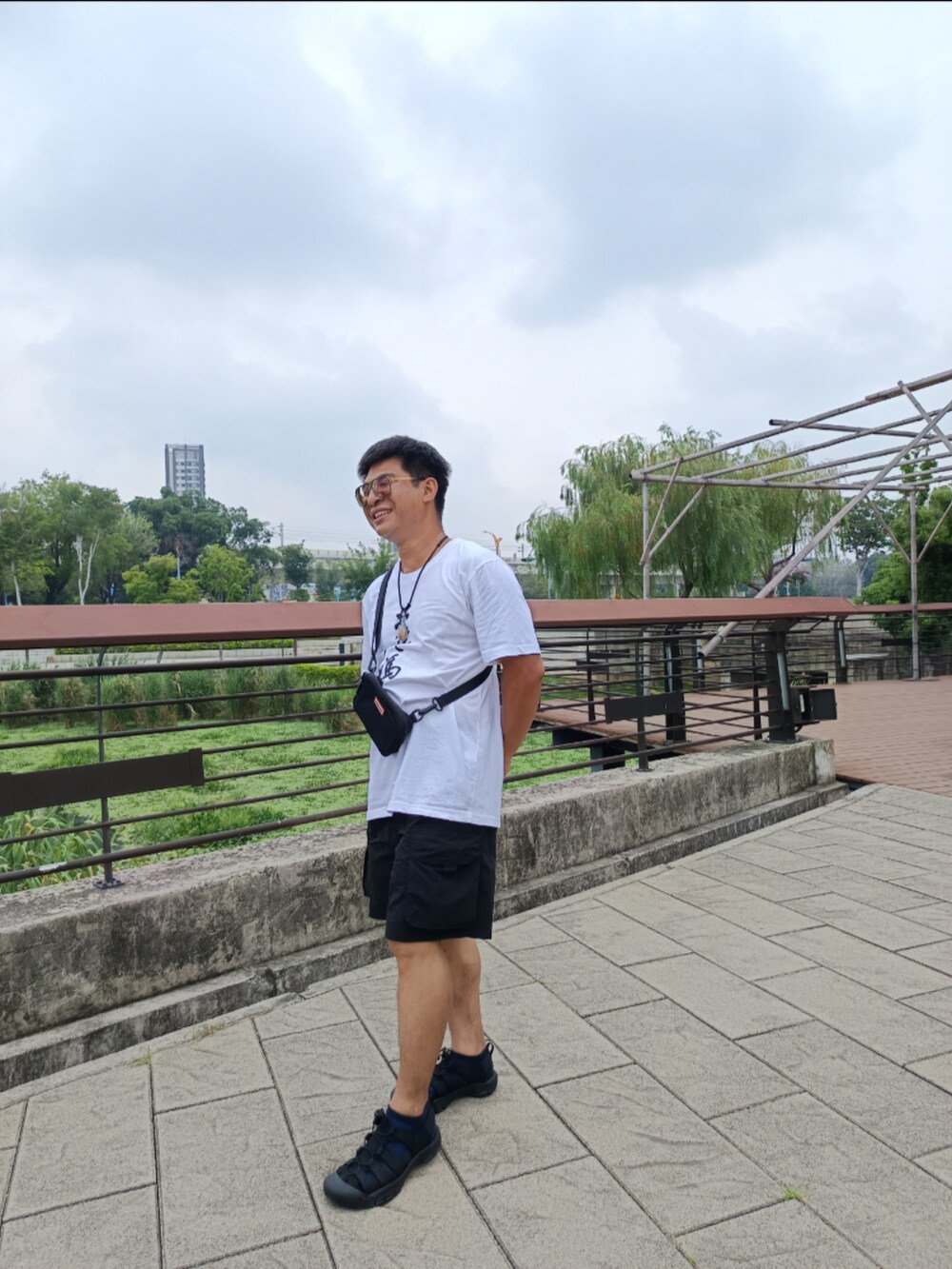 ホワイト系のTシャツ/カットソー、ブラック系のサンダルを着用したメンズの春コーディネートの3枚目の写真