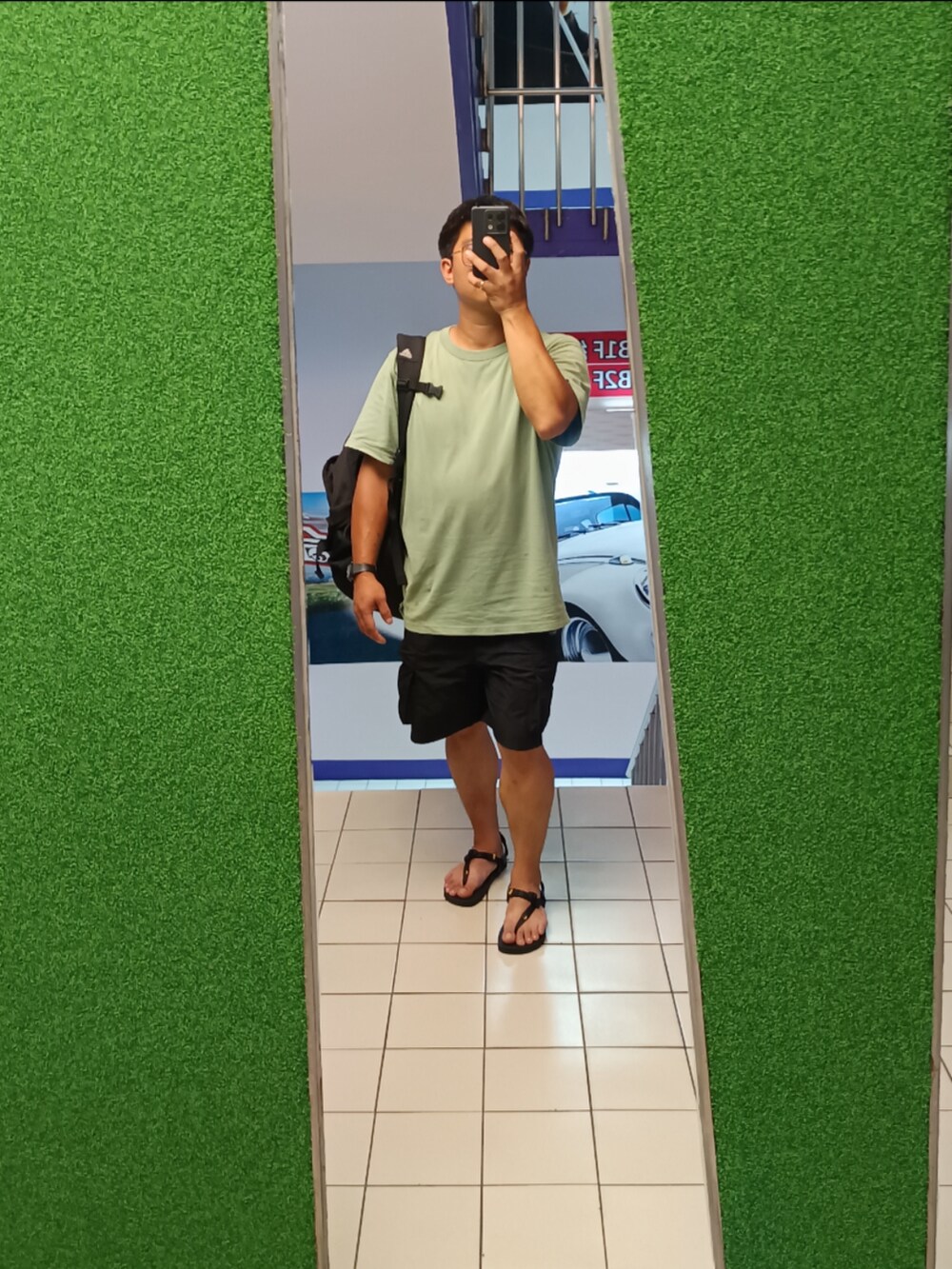 ブラック系のサンダルを着用したメンズの夏コーディネートの2枚目の写真