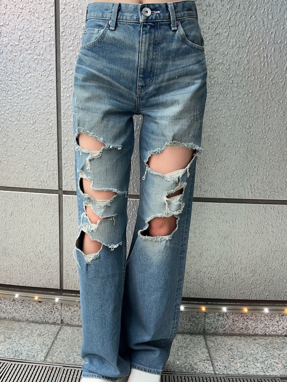 ホワイト系のキャミソール、ブルー系のデニムパンツ、ホワイト系のサンダルを着用したレディースの夏コーディネートの4枚目の写真