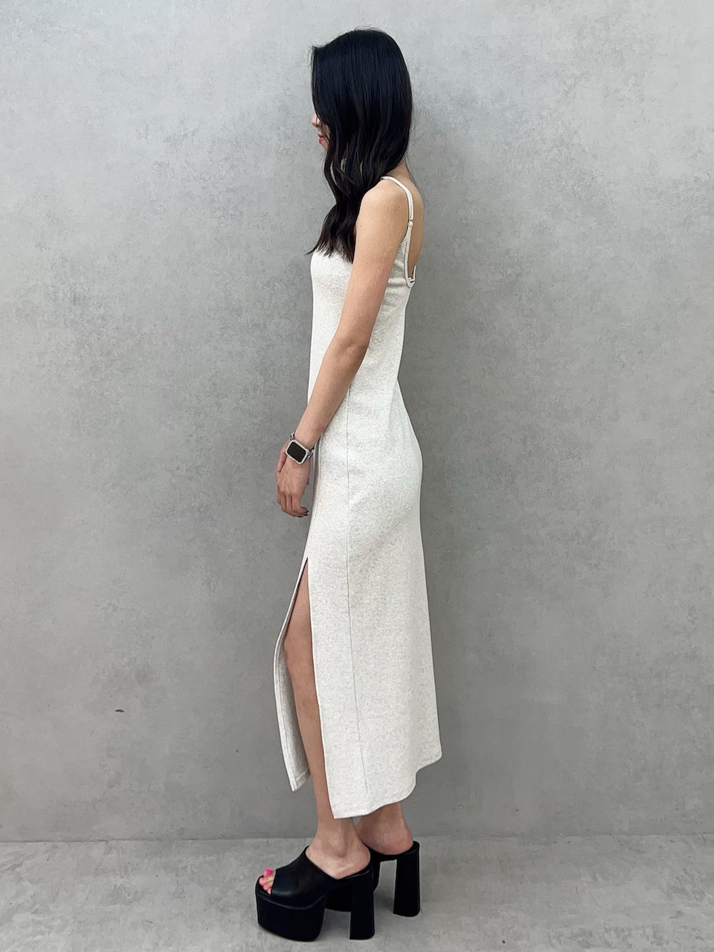 グレー系のワンピース、ブラック系のサンダル、ホワイト系のブラジャーを着用したレディースの夏コーディネートの3枚目の写真