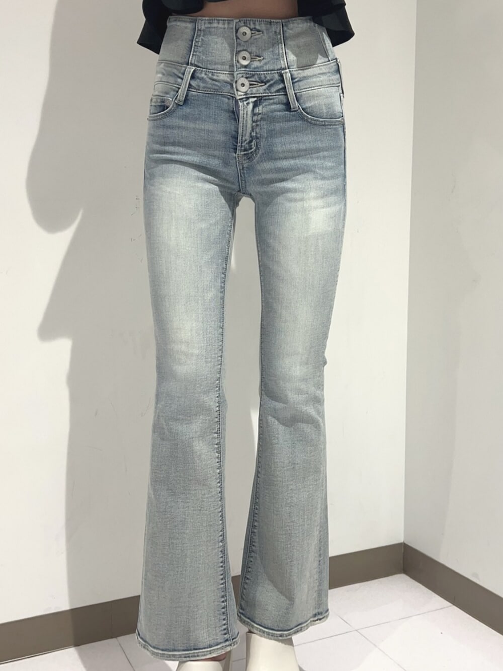 ホワイト系のサンダル、ブルー系のデニムパンツ、ブラック系のTシャツ/カットソーを着用したレディースの夏コーディネートの5枚目の写真