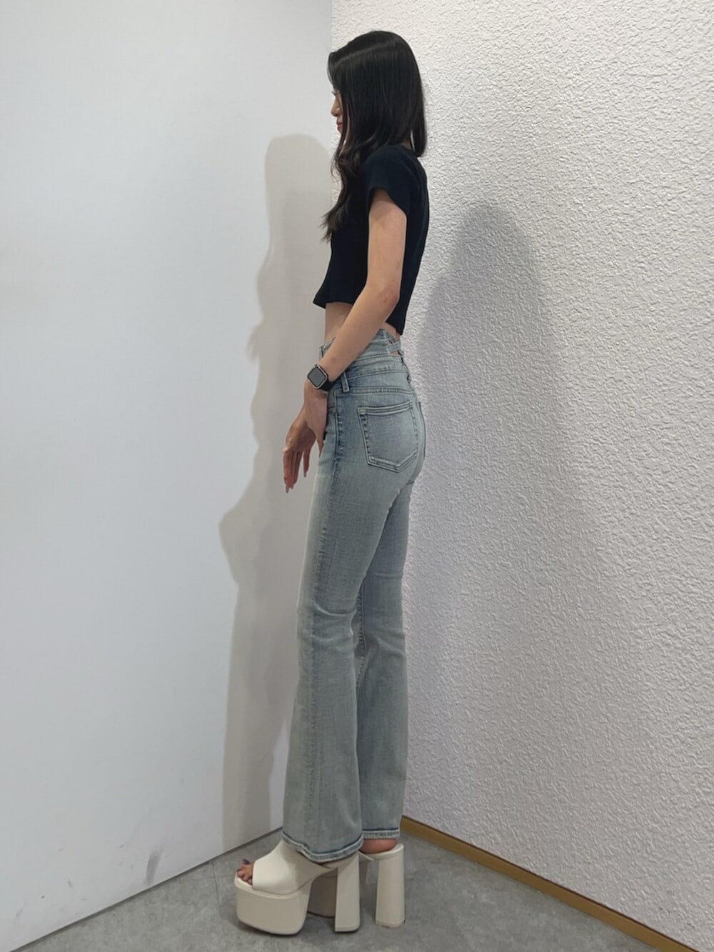 ホワイト系のサンダル、ブルー系のデニムパンツ、ブラック系のTシャツ/カットソーを着用したレディースの夏コーディネートの2枚目の写真