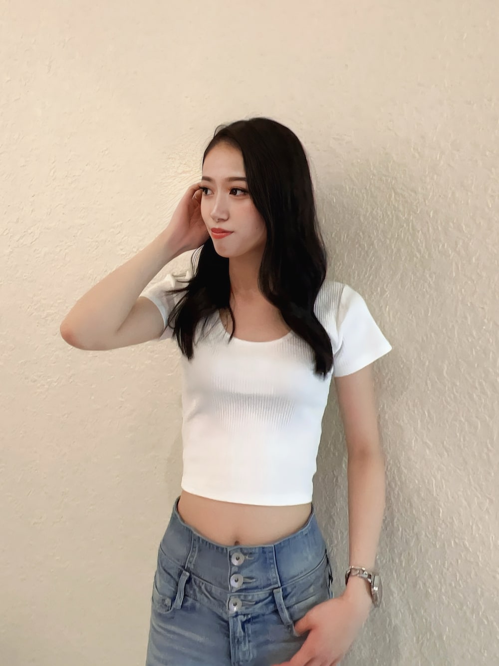 ホワイト系のTシャツ/カットソー、ブルー系のデニムパンツ、ホワイト系のサンダルを着用したレディースの春コーディネートの4枚目の写真