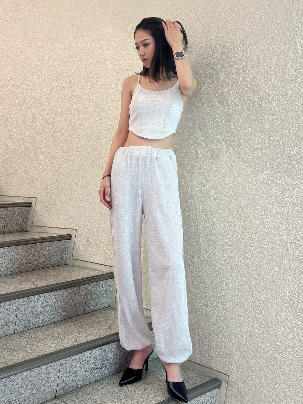グレー系のスウェットパンツ、グレー系のキャミソール、ブラック系のパンプスを着用したレディースの夏コーディネートの2枚目の写真