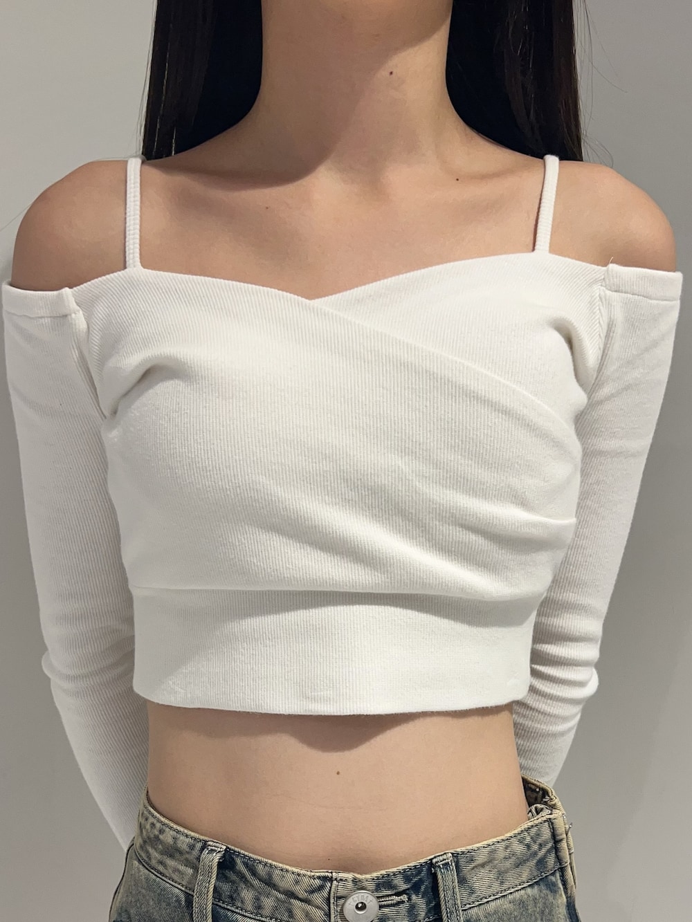 ホワイト系のTシャツ/カットソー、ブルー系のデニムパンツ、ブラック系のパンプスを着用したレディースの秋コーディネートの4枚目の写真