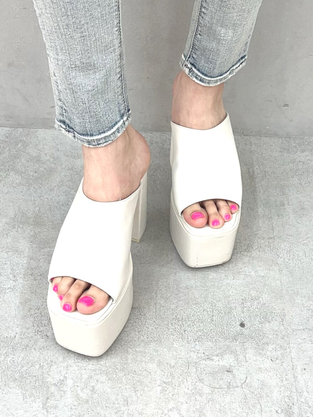 ホワイト系のサンダル、ホワイト系のキャミソール、ブルー系のデニムパンツを着用したレディースの夏コーディネートの7枚目の写真