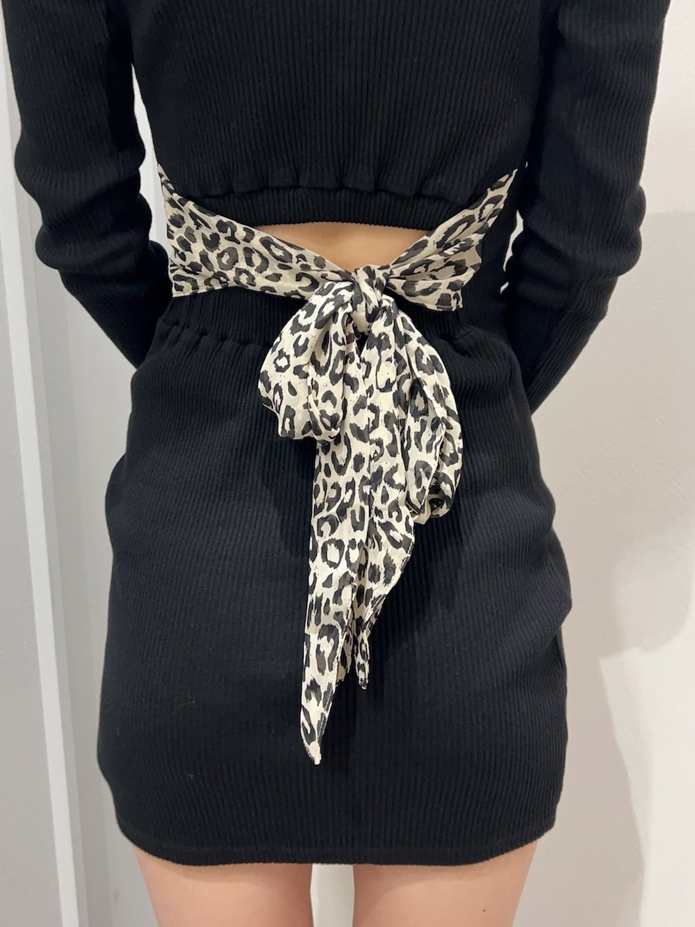 ブラック系のワンピース、ブラック系のブーツ、ホワイト系のブラジャーを着用したレディースの夏コーディネートの4枚目の写真