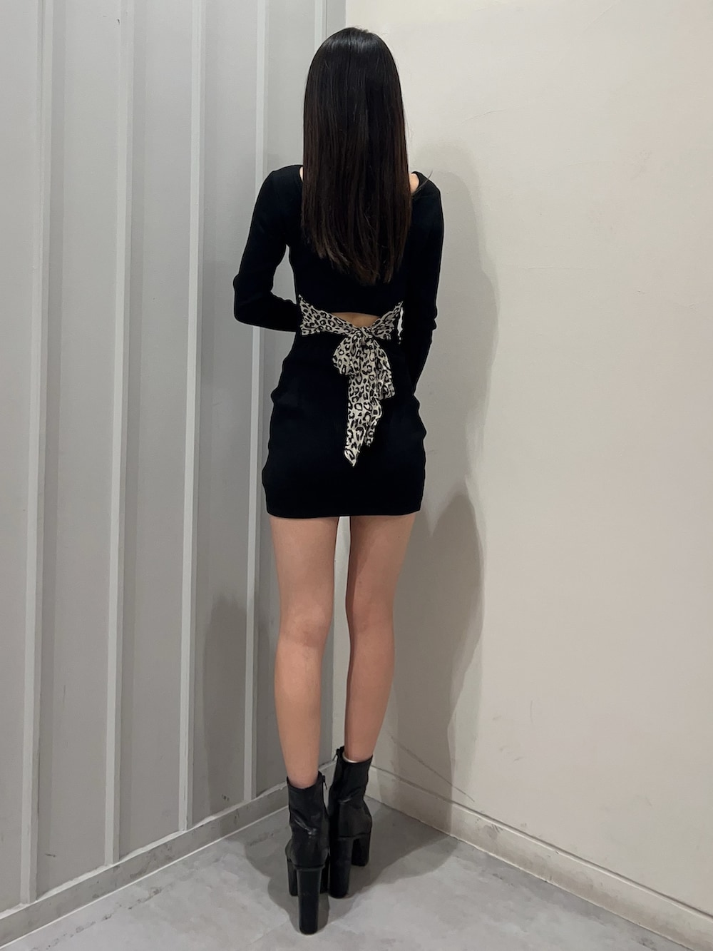 ブラック系のワンピース、ブラック系のブーツ、ホワイト系のブラジャーを着用したレディースの夏コーディネートの3枚目の写真