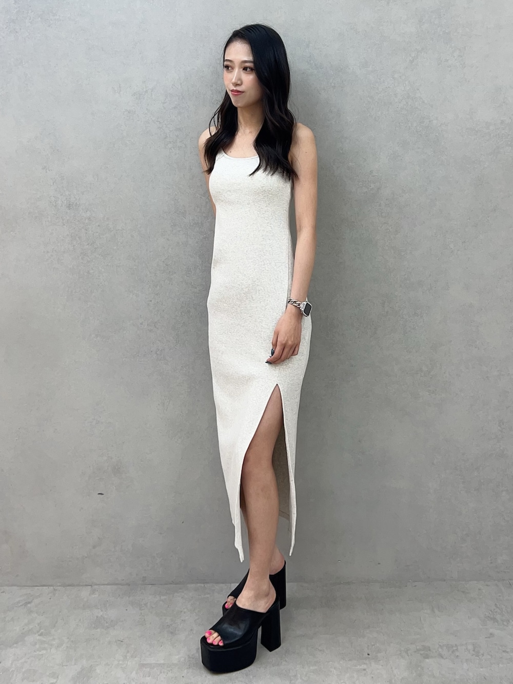 グレー系のワンピース、ブラック系のサンダル、ホワイト系のブラジャーを着用したレディースの夏コーディネートの2枚目の写真