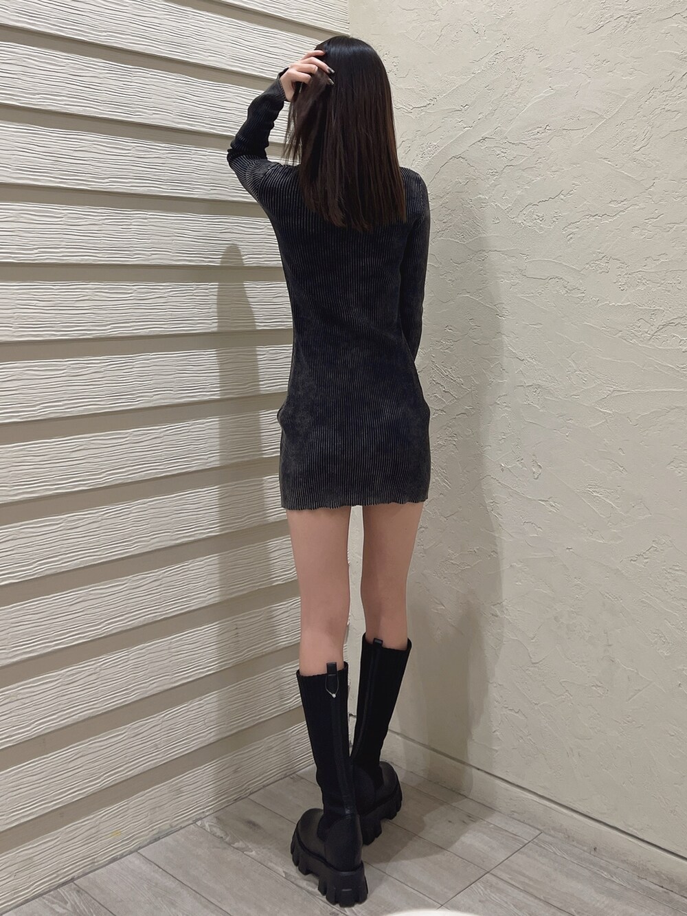 ブラック系のワンピース、ブラック系のブーツ、ホワイト系のブラジャーを着用したレディースの冬コーディネートの3枚目の写真