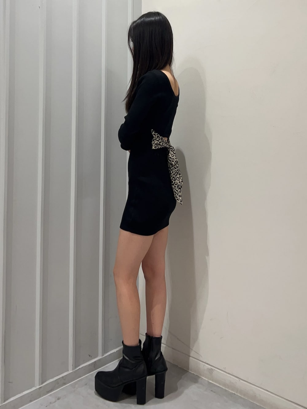 ブラック系のワンピース、ブラック系のブーツ、ホワイト系のブラジャーを着用したレディースの夏コーディネートの2枚目の写真