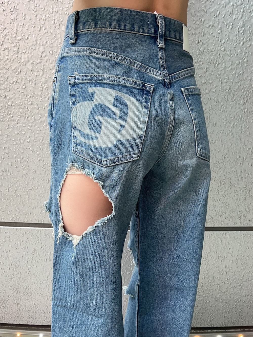 ホワイト系のキャミソール、ブルー系のデニムパンツ、ホワイト系のサンダルを着用したレディースの夏コーディネートの5枚目の写真