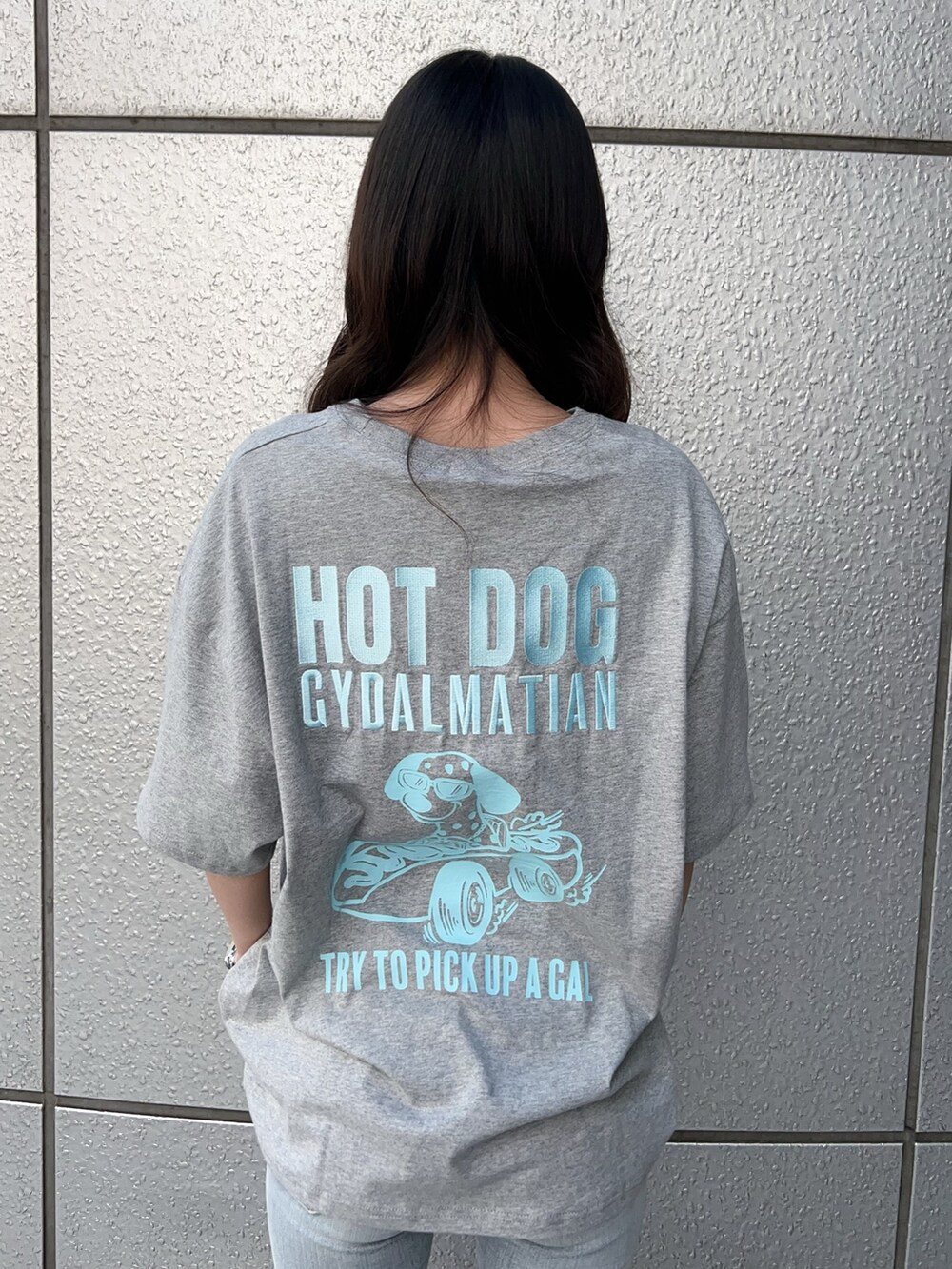 グレー系のTシャツ/カットソー、ブルー系のデニムパンツ、ホワイト系のパンプスを着用したレディースの春コーディネートの5枚目の写真