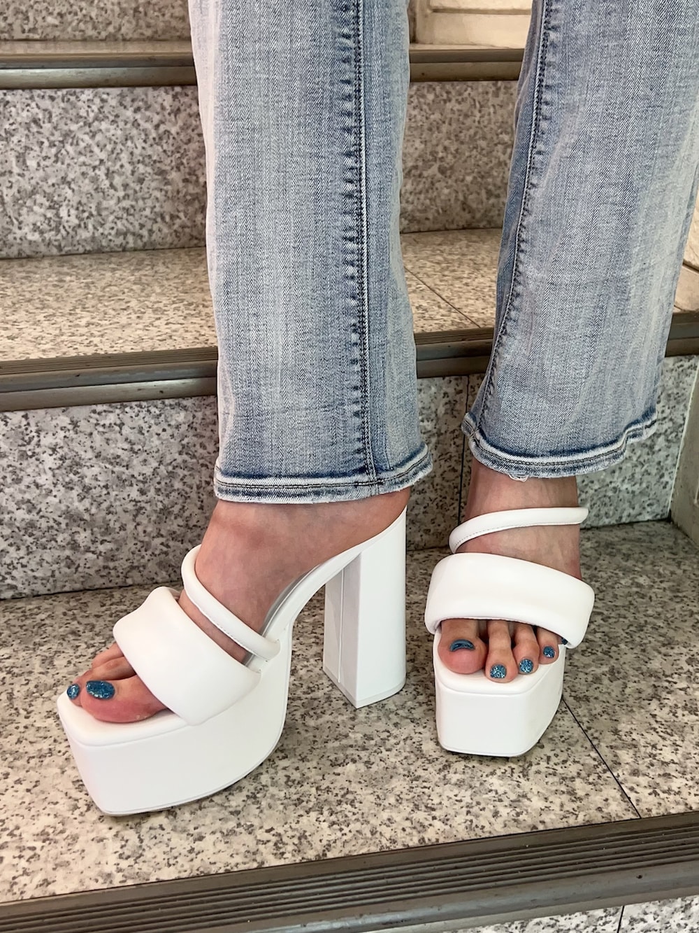 ホワイト系のTシャツ/カットソー、ブルー系のデニムパンツ、ホワイト系のサンダルを着用したレディースの春コーディネートの7枚目の写真