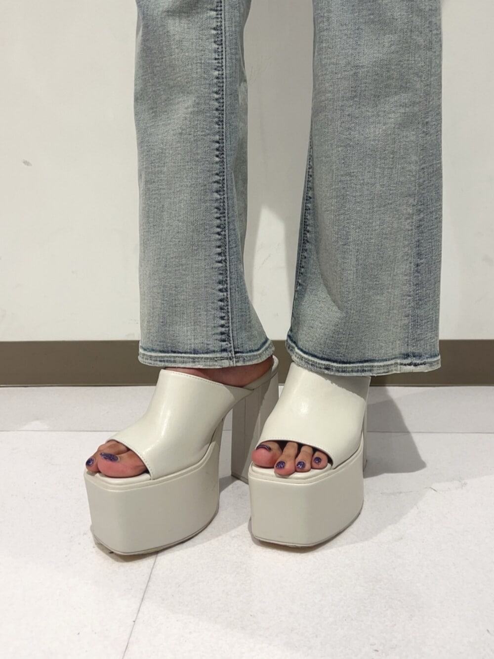 ホワイト系のサンダル、ブルー系のデニムパンツ、ブラック系のTシャツ/カットソーを着用したレディースの夏コーディネートの6枚目の写真