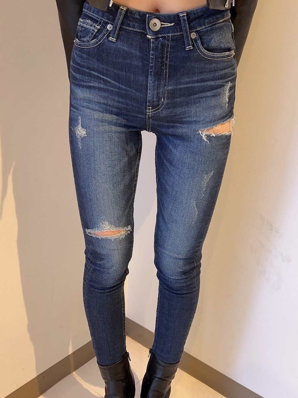 ブラック系のライダースジャケット、ブラック系のニット/セーター、ブルー系のデニムパンツを着用したレディースの夏コーディネートの5枚目の写真