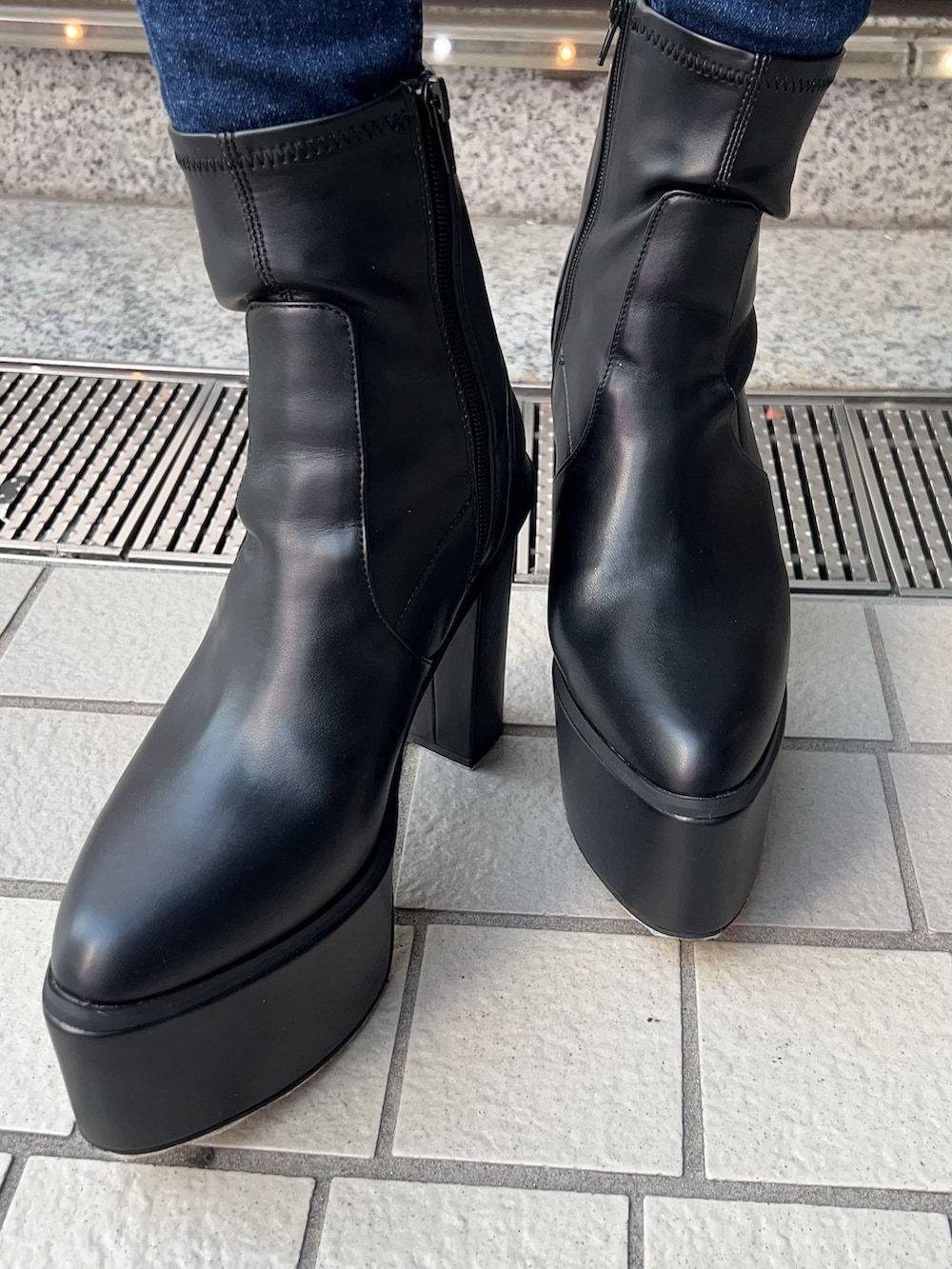 ブラック系のワンピース、ブラック系のブーツ、ホワイト系のブラジャーを着用したレディースの夏コーディネートの5枚目の写真