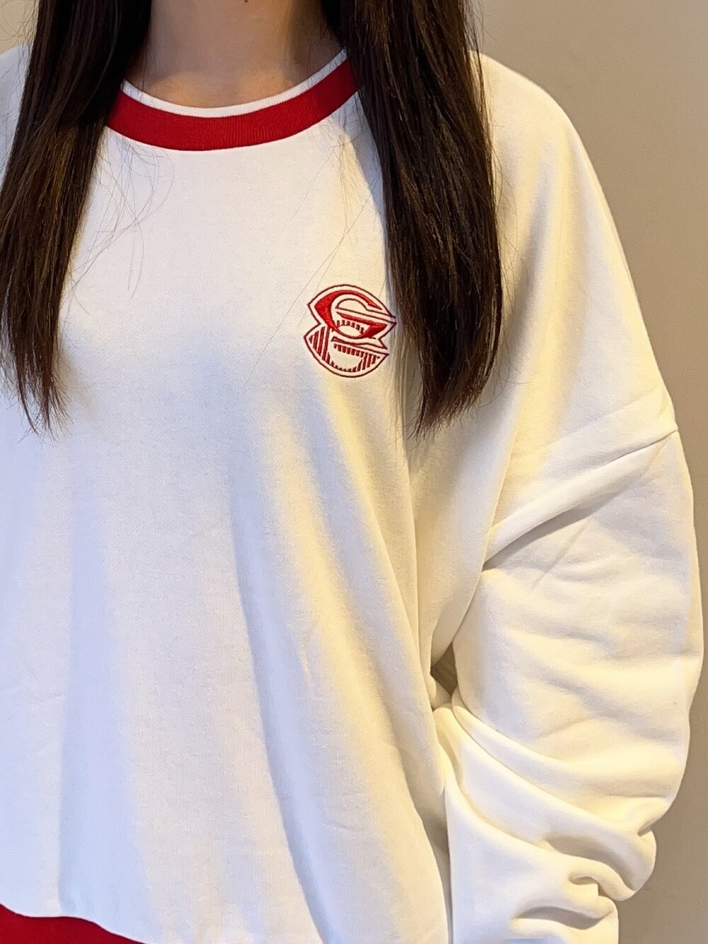 ホワイト系のスウェット、ブルー系のデニムパンツ、ブラック系のブーツを着用したレディースの夏コーディネートの5枚目の写真