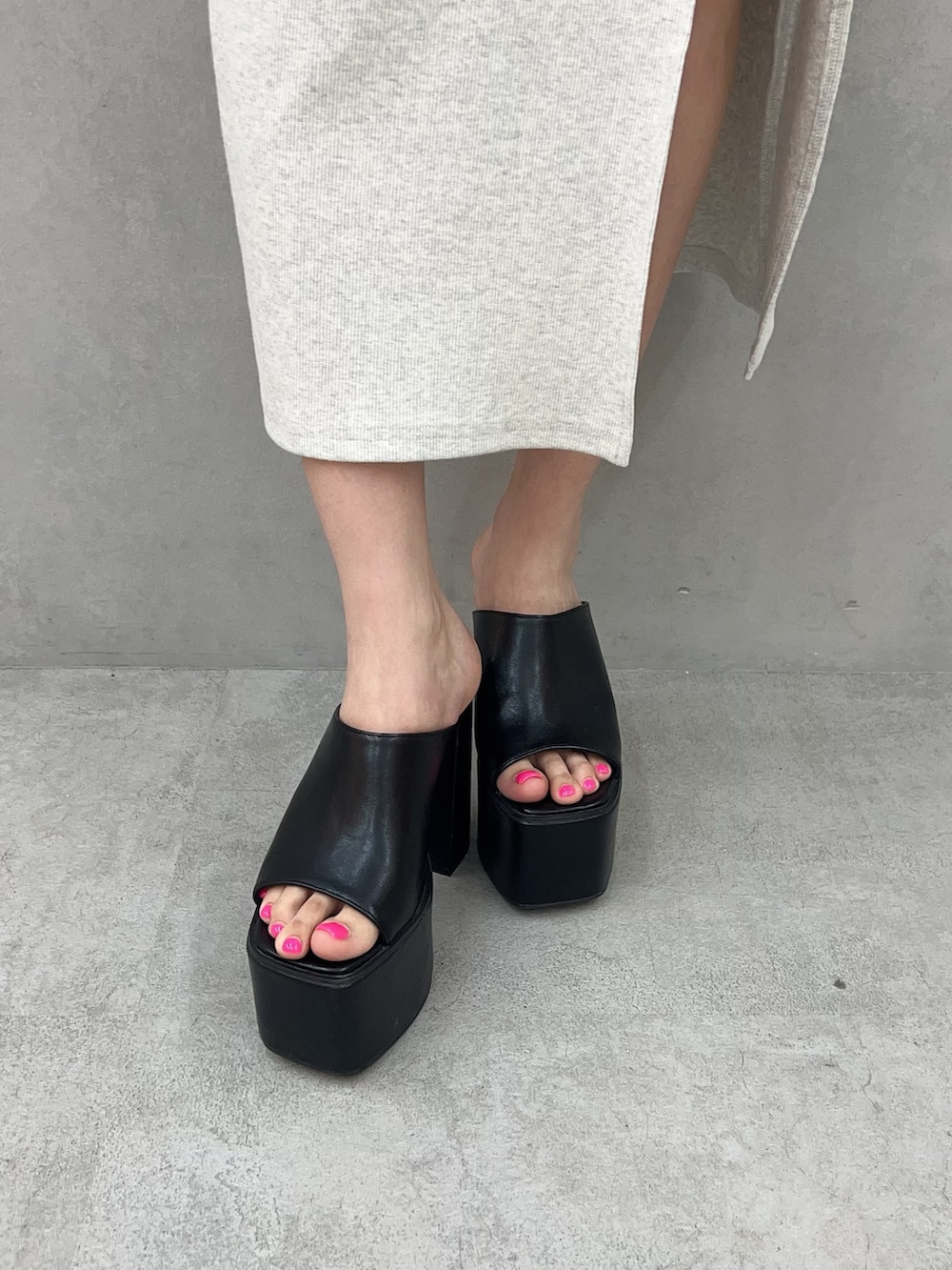 グレー系のワンピース、ブラック系のサンダル、ホワイト系のブラジャーを着用したレディースの夏コーディネートの6枚目の写真