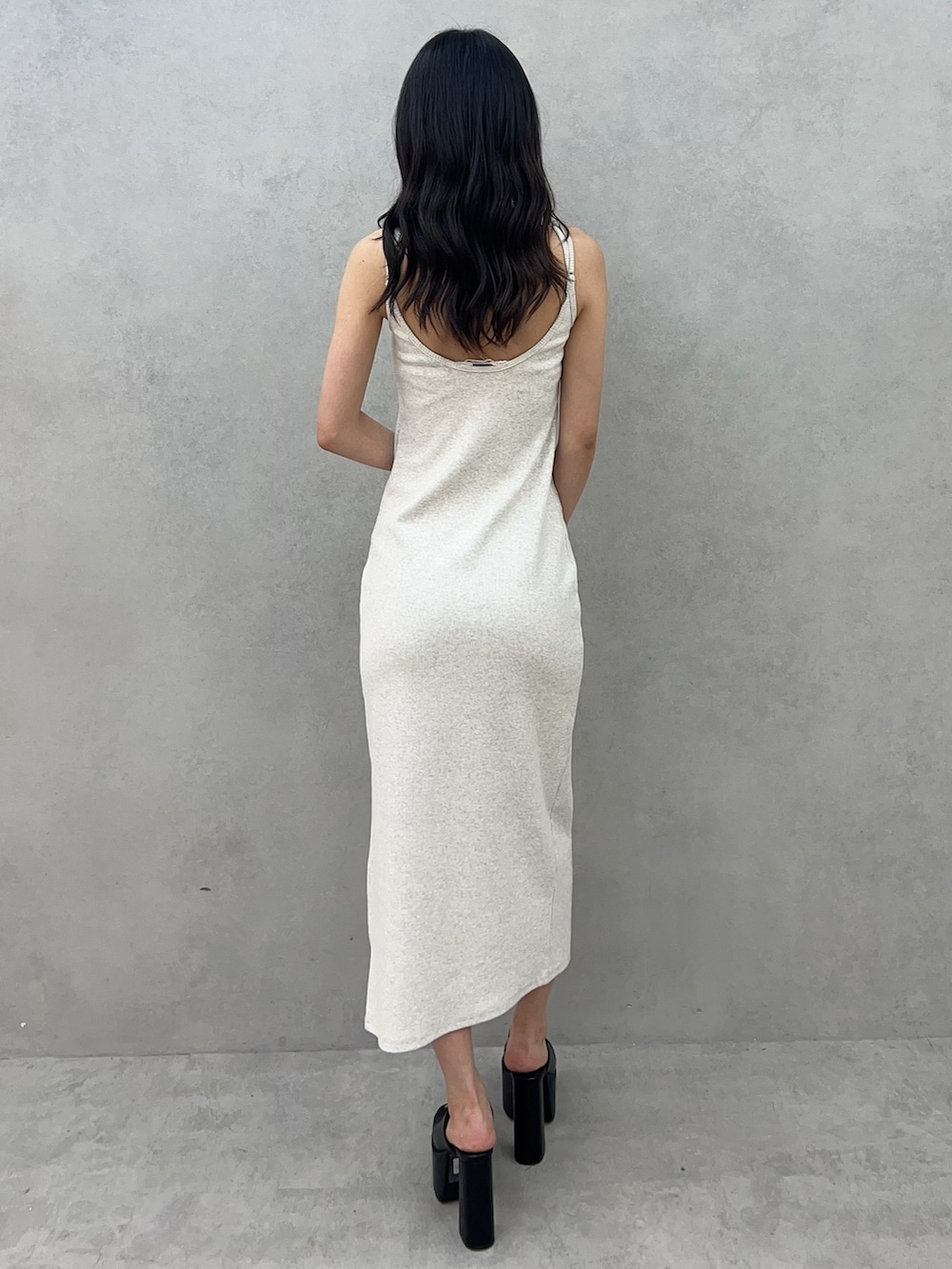 グレー系のワンピース、ブラック系のサンダル、ホワイト系のブラジャーを着用したレディースの夏コーディネートの4枚目の写真