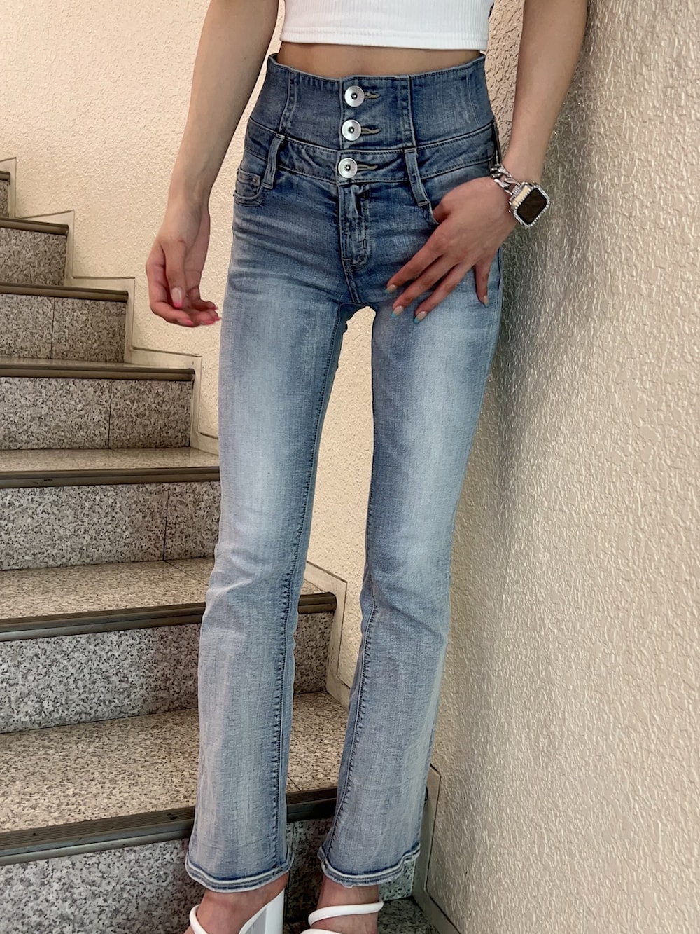 ホワイト系のTシャツ/カットソー、ブルー系のデニムパンツ、ホワイト系のサンダルを着用したレディースの春コーディネートの6枚目の写真