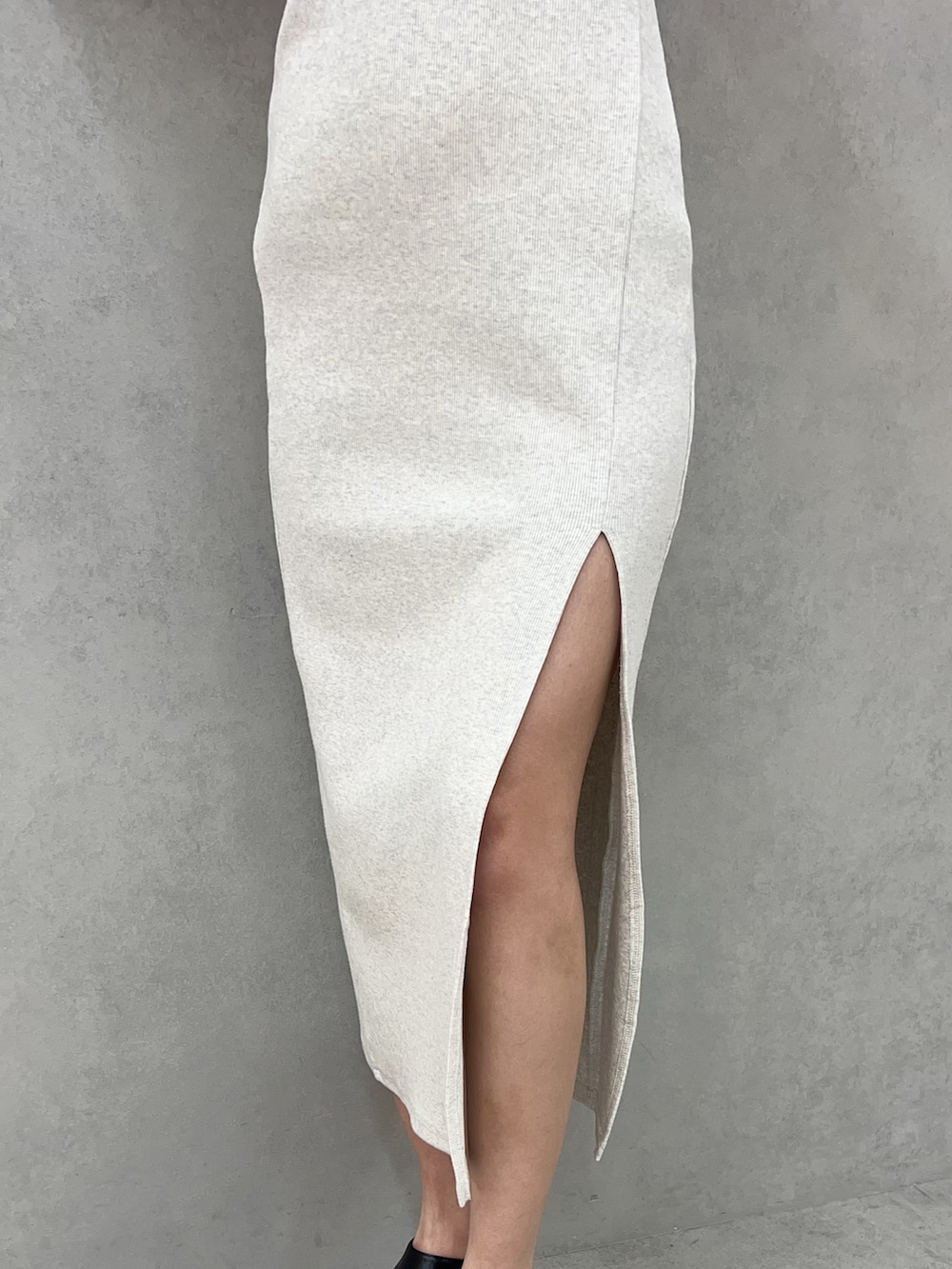 グレー系のワンピース、ブラック系のサンダル、ホワイト系のブラジャーを着用したレディースの夏コーディネートの5枚目の写真