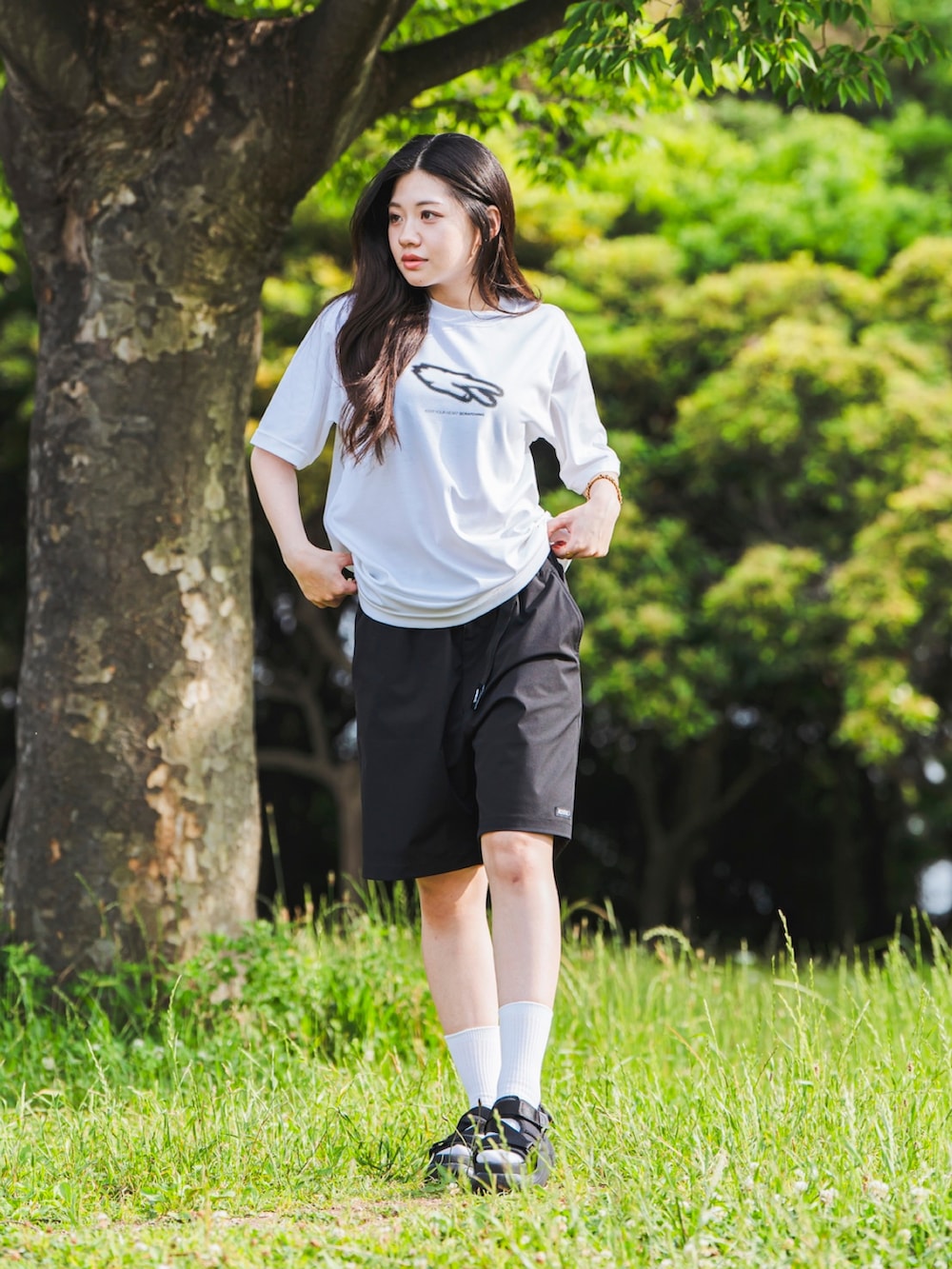 ブラック系のサンダル、ブラック系のスリッポン、ブラック系のTシャツ/カットソーを着用したレディースの夏コーディネートの5枚目の写真