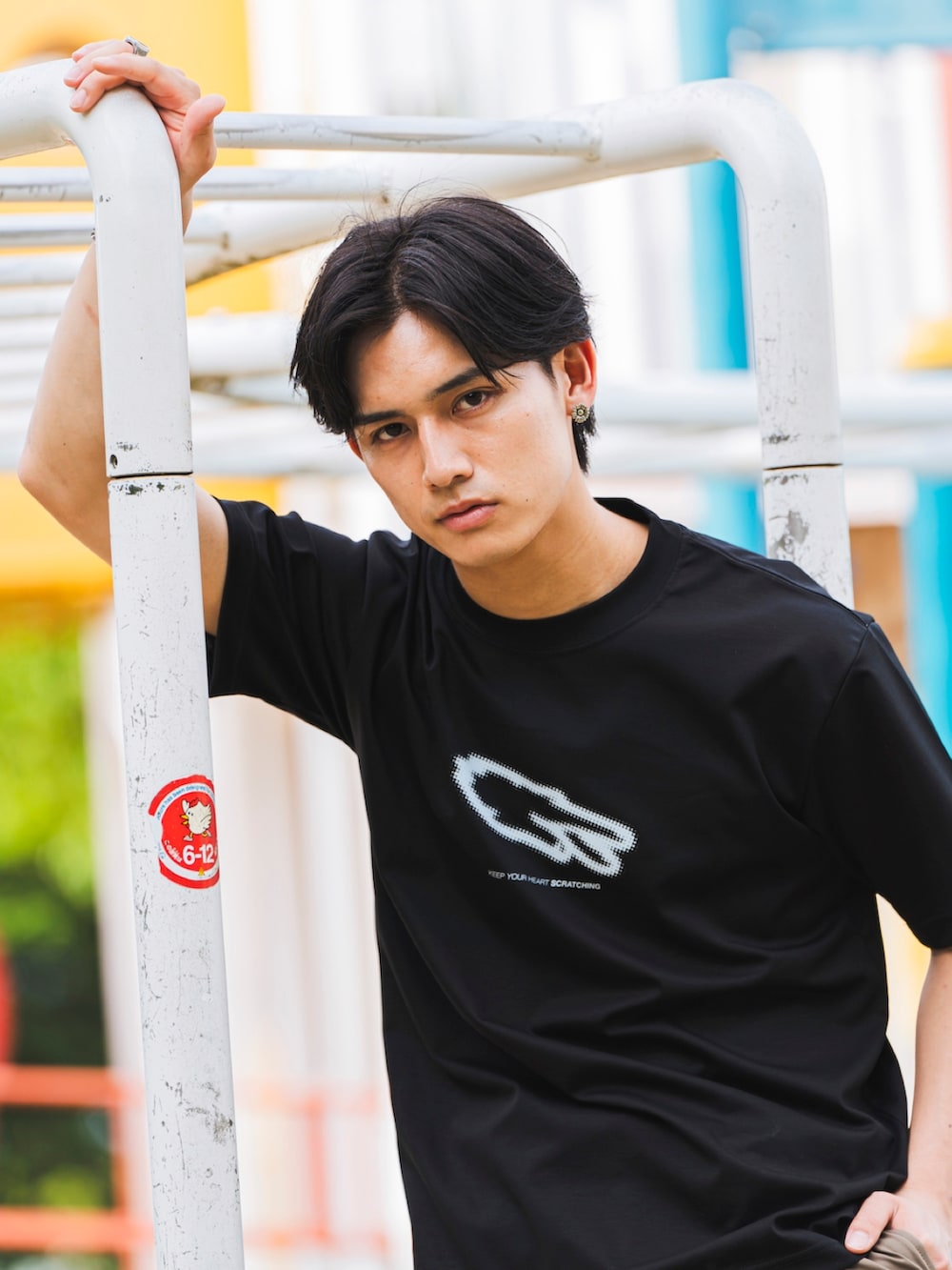 ブラック系のサンダル、ブラック系のスリッポン、ブラック系のTシャツ/カットソーを着用したレディースの夏コーディネートの4枚目の写真