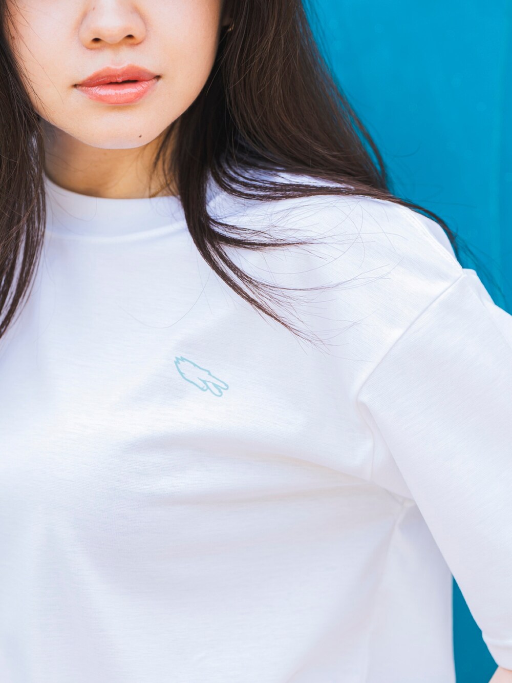 ホワイト系のTシャツ/カットソー、ブラック系のその他パンツ、ブラック系のサンダルを着用したレディースの夏コーディネートの4枚目の写真