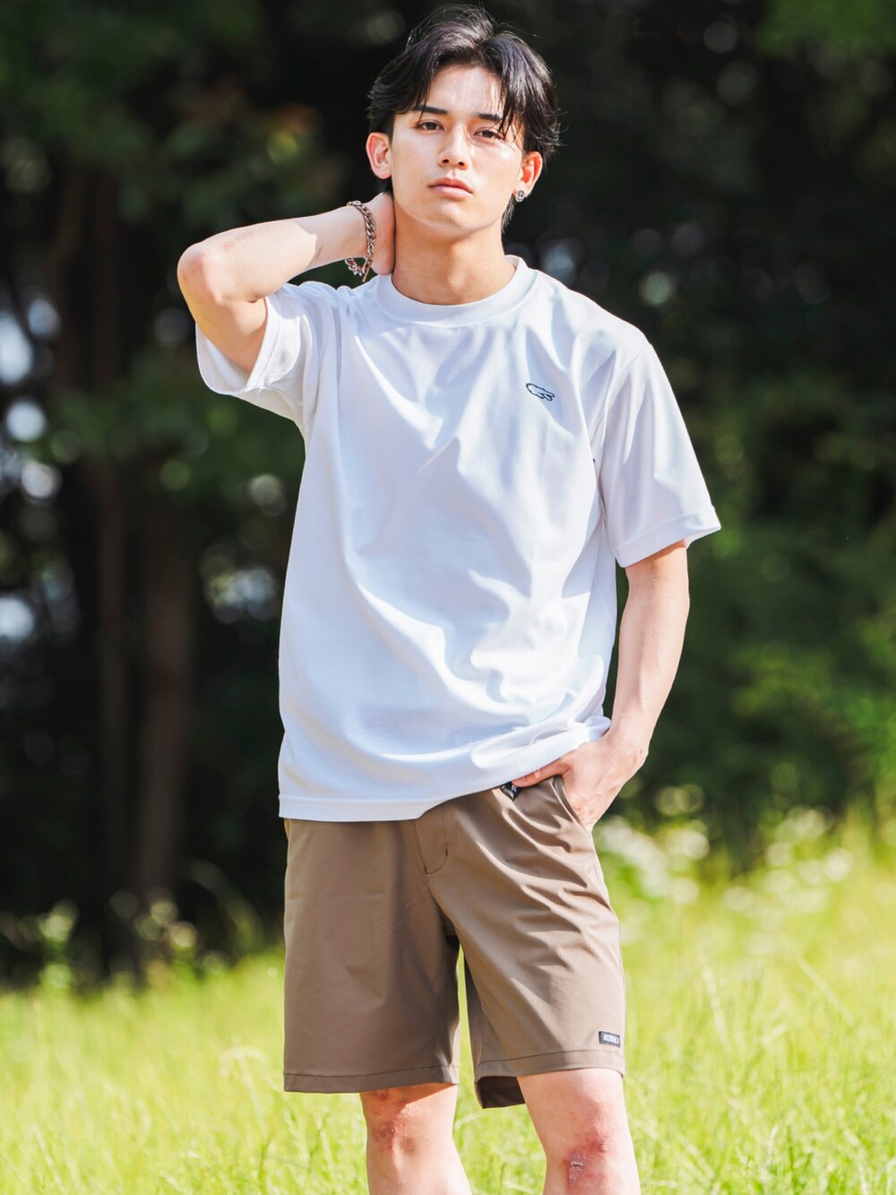 ホワイト系のTシャツ/カットソー、グリーン系のその他パンツ、ブラック系のスリッポンを着用したメンズの夏コーディネートの2枚目の写真