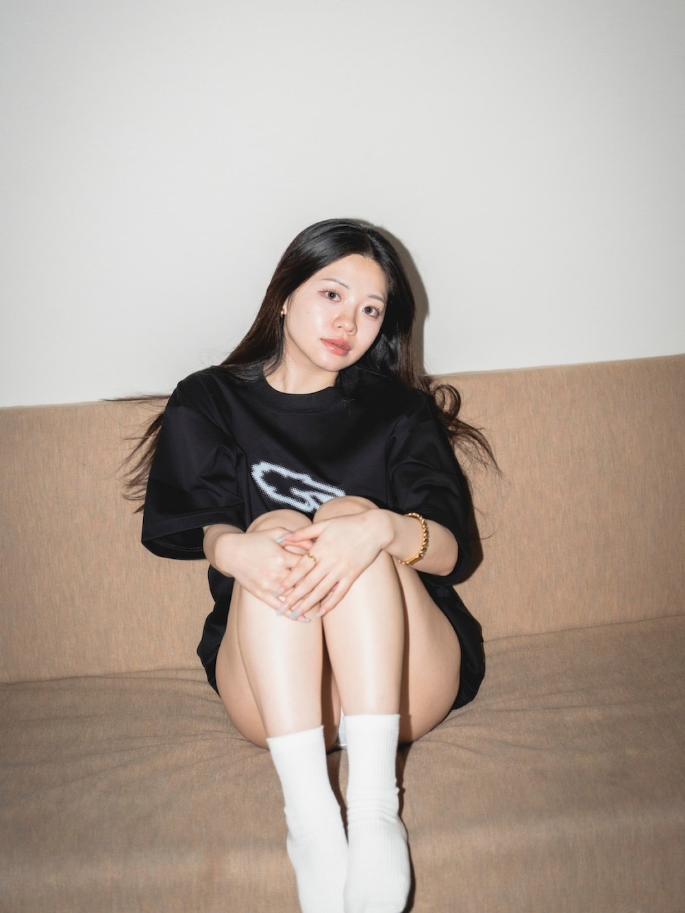 ブラック系のTシャツ/カットソー、ホワイト系のソックス/靴下、ホワイト系のショーツを着用したレディースの夏コーディネートの3枚目の写真