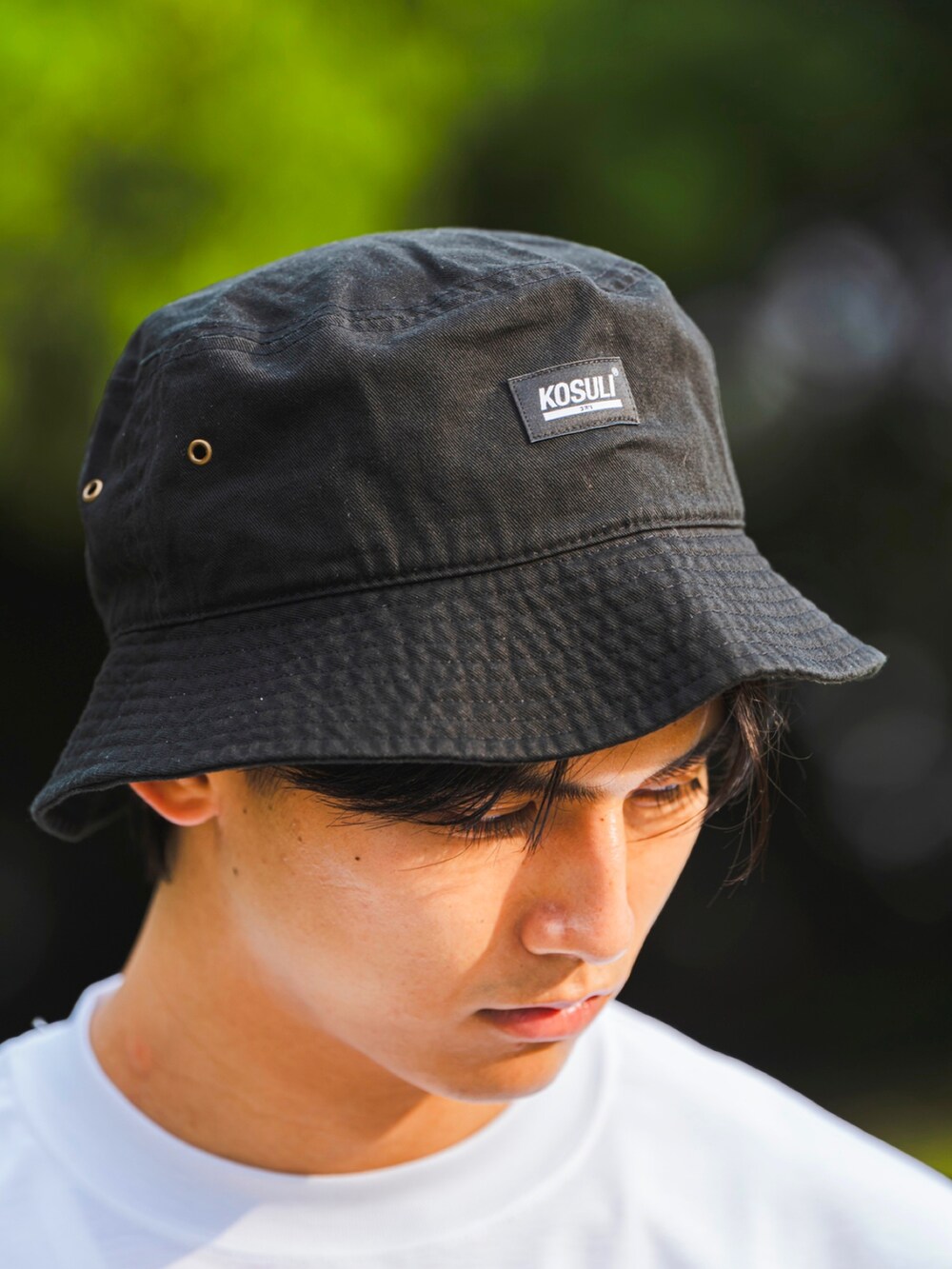 ホワイト系のTシャツ/カットソー、ブラック系のその他パンツ、ブラック系のハットを着用したメンズの夏コーディネートの4枚目の写真