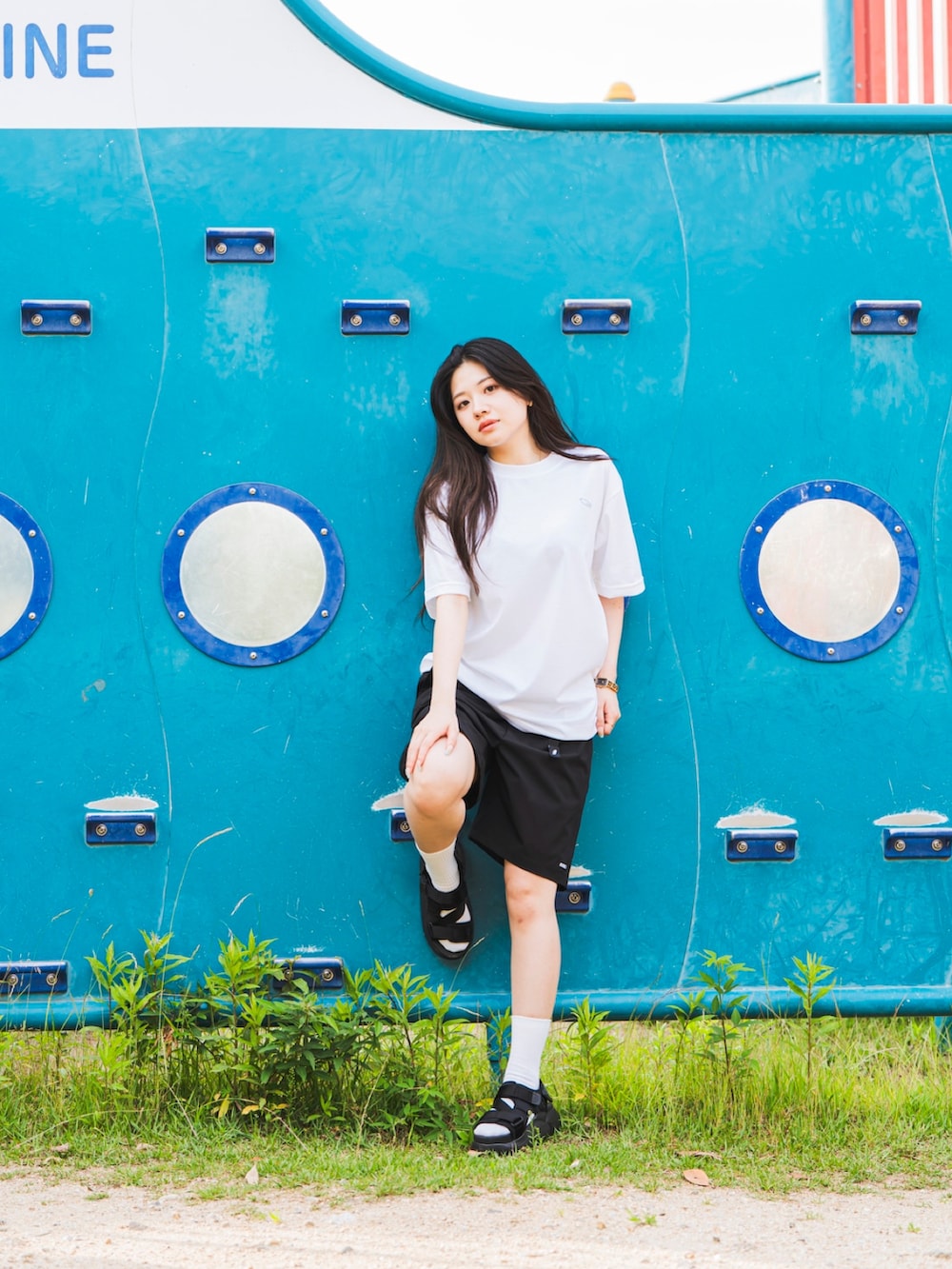 ホワイト系のTシャツ/カットソー、ブラック系のその他パンツ、ブラック系のサンダルを着用したレディースの夏コーディネートの2枚目の写真