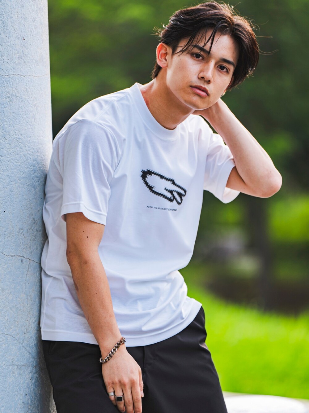 ホワイト系のTシャツ/カットソー、ブラック系のその他パンツ、ブラック系のスリッポンを着用したメンズの夏コーディネートの4枚目の写真