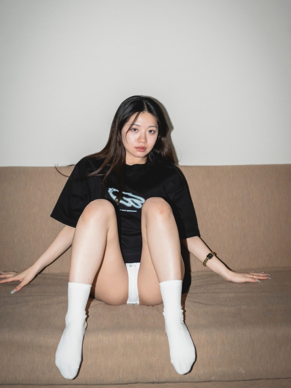 ブラック系のTシャツ/カットソー、ホワイト系のソックス/靴下、ホワイト系のショーツを着用したレディースの夏コーディネートの4枚目の写真