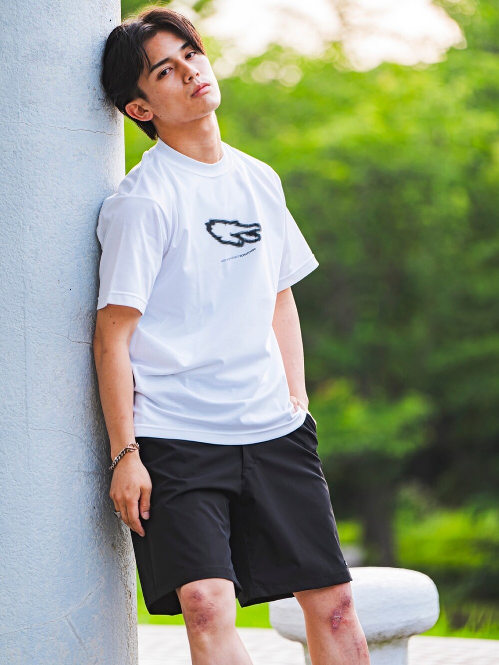 ホワイト系のTシャツ/カットソー、ブラック系のその他パンツ、ブラック系のスリッポンを着用したメンズの夏コーディネートの3枚目の写真