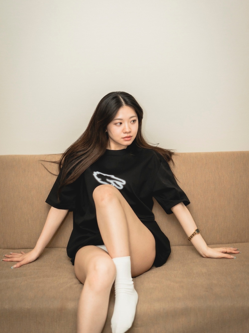 ブラック系のTシャツ/カットソー、ホワイト系のソックス/靴下、ホワイト系のショーツを着用したレディースの夏コーディネートの2枚目の写真